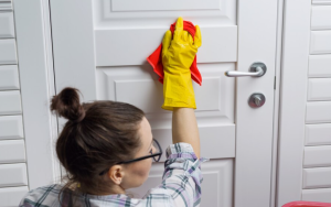 cara menghilangkan noda di pintu kamar mandi