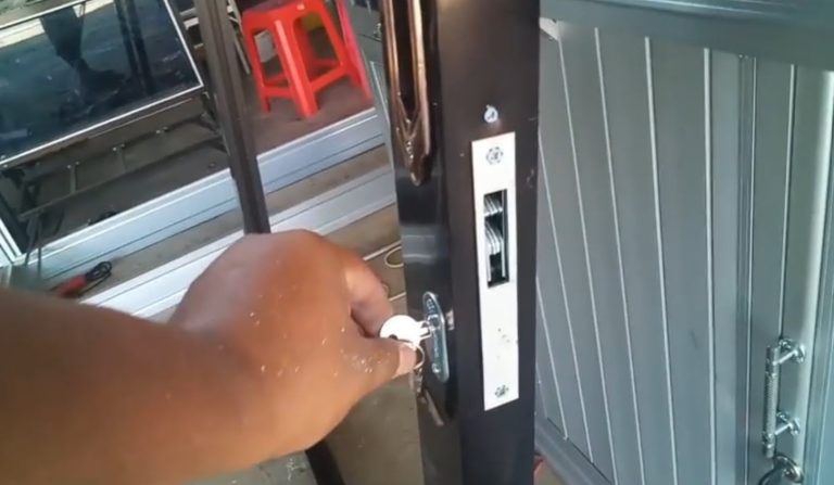 kunci rumah tertinggal di dalam